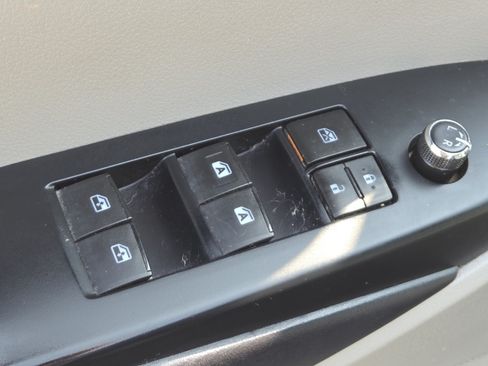 Used 2016 Toyota Highlander LE AWD/4WD image 25