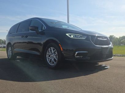 Used 2023 Chrysler Pacifica Touring-L