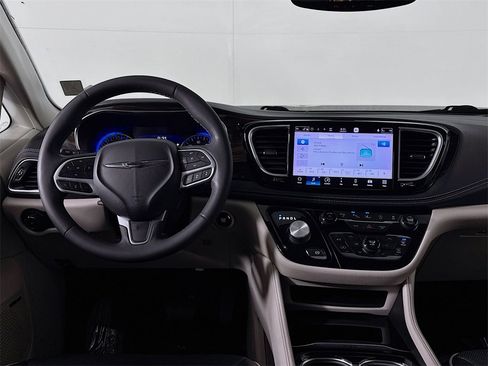 Used 2022 Chrysler Pacifica Limited image 12