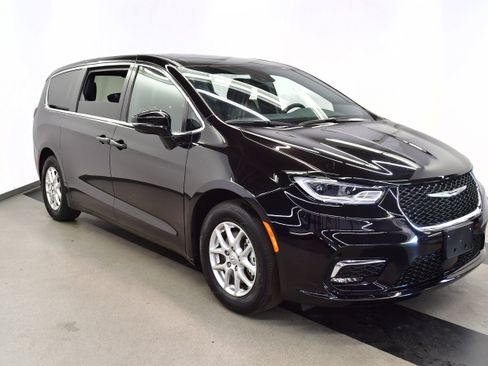 Used 2025 Chrysler Pacifica Select FWD image 2