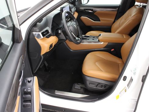 Used 2024 Toyota Highlander Platinum FWD image 14