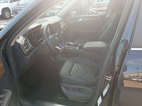 Used 2025 Volkswagen Atlas SE FWD image 4