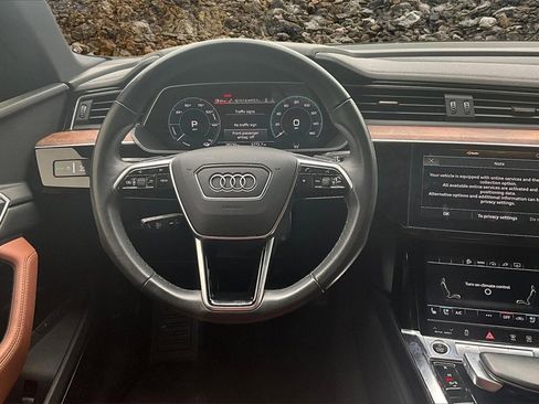 Used 2022 Audi e-tron Premium Plus w/ Premium Plus Package image 5