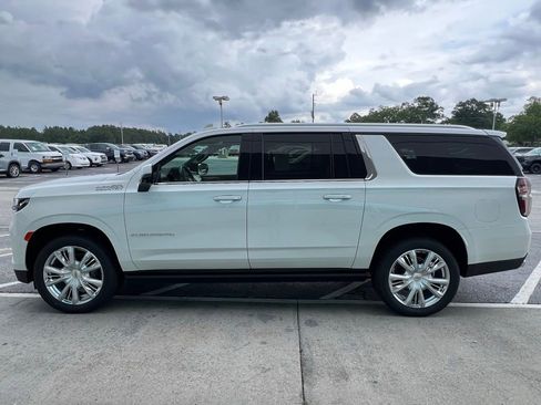 Used 2023 Chevrolet Suburban High Country w/ Premium Package 2 AWD/4WD image 23