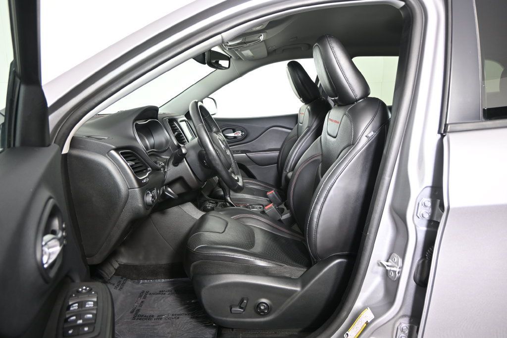 Used 2019 Jeep Cherokee Trailhawk AWD/4WD image 21