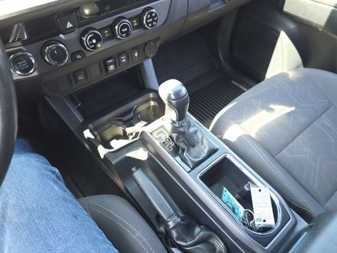 Used 2018 Toyota Tacoma TRD Sport AWD/4WD image 31