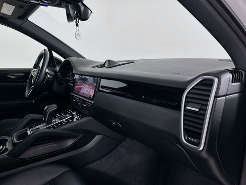 Used 2021 Porsche Cayenne AWD/4WD image 32