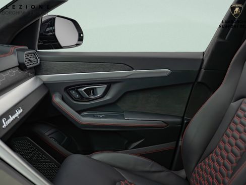 Used 2022 Lamborghini Urus AWD/4WD image 22