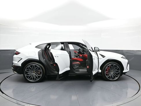 Used 2025 Lamborghini Urus SE AWD/4WD image 47