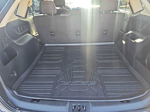 Used 2018 Ford Edge SE image 33