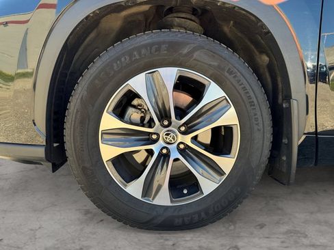 Used 2023 Toyota Highlander XLE AWD/4WD image 9