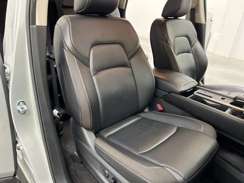 Used 2025 Nissan Pathfinder SL FWD image 31