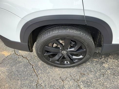 Used 2024 Volkswagen Taos SE w/ Panoramic Sunroof Package image 5