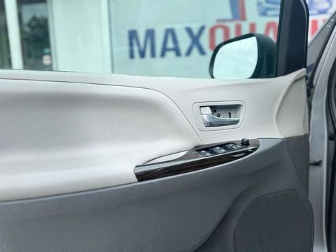 Used 2018 Toyota Sienna XLE FWD image 40