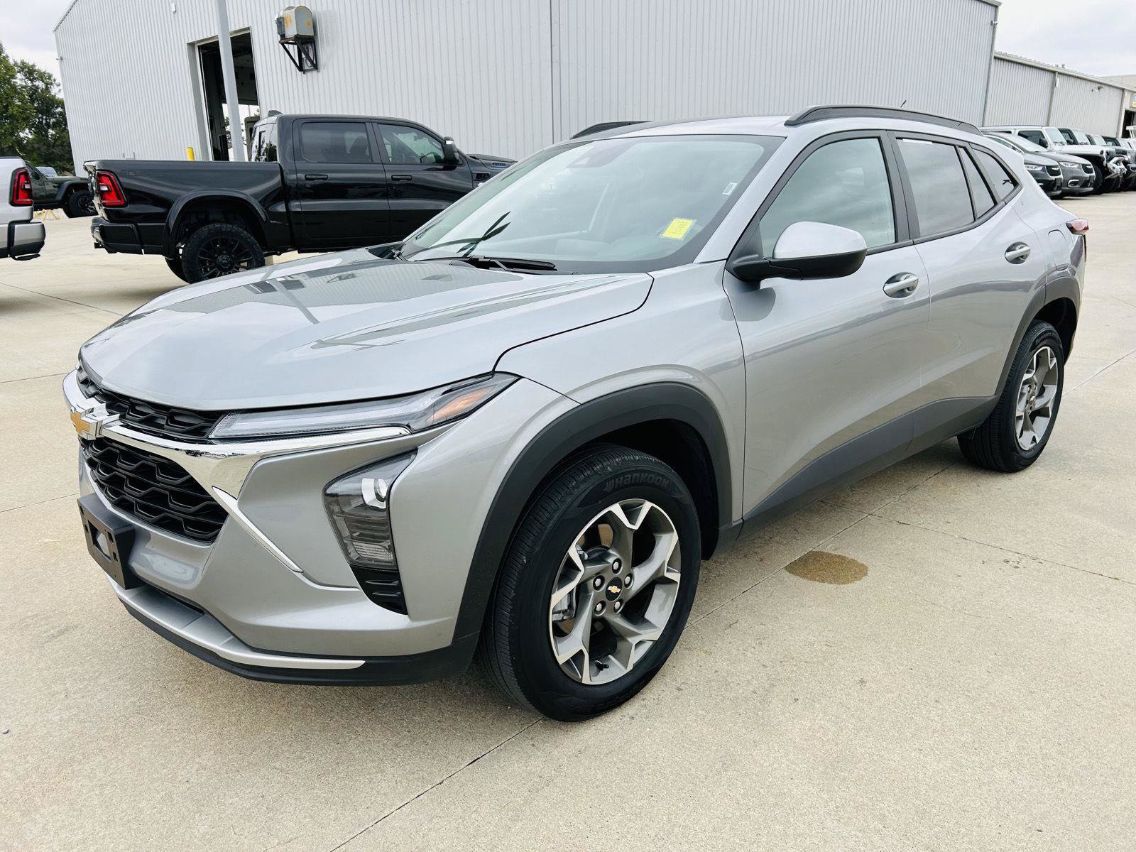 Used 2025 Chevrolet Trax LT w/ LT Convenience Package FWD image 31