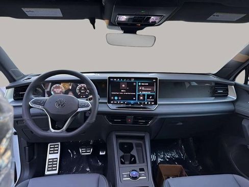 New 2025 Volkswagen Tiguan SE R-Line image 9