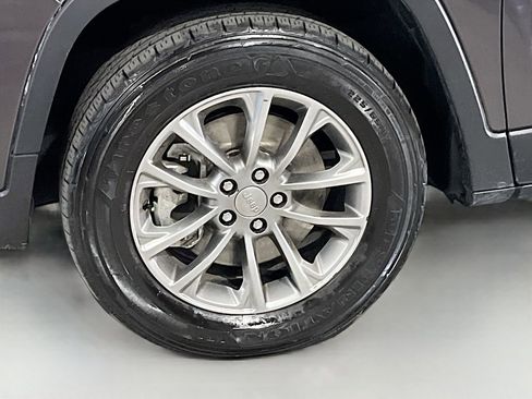 Used 2022 Jeep Cherokee Latitude Lux w/ Mopar Interior Package AWD/4WD image 30
