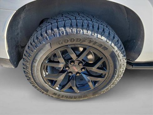 Used 2022 GMC Yukon XL AT4 image 11