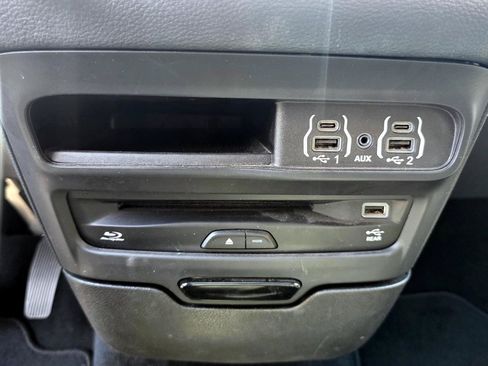 Used 2021 Chrysler Pacifica Touring-L w/ Uconnect Theater Family Group AWD/4WD image 15