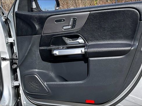 Used 2022 Mercedes-Benz GLB 250 GLB 250 w/ Premium Package Lite image 25