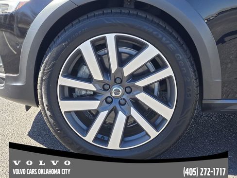 Used 2022 Volvo V90 B6 Cross Country image 11