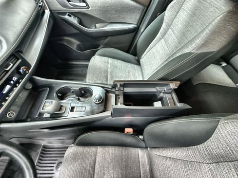 Used 2023 Nissan Rogue SV image 16