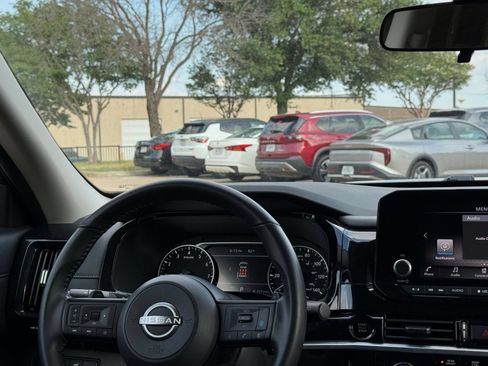 Used 2025 Nissan Pathfinder SV AWD/4WD image 36