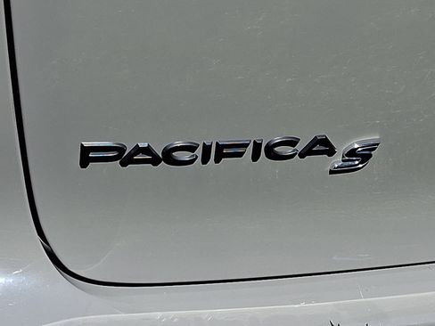 Certified 2025 Chrysler Pacifica Limited w/ Trailer Tow Group FWD image 9