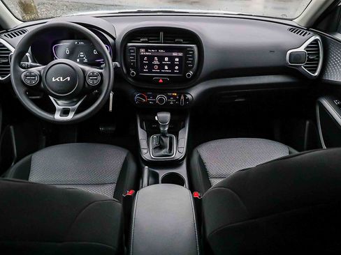 Certified 2025 Kia Soul LX image 19