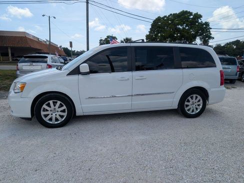 Used 2014 Chrysler Town & Country Touring FWD image 4