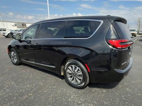 Used 2023 Chrysler Pacifica Limited image 6