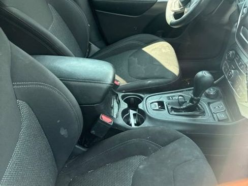 Used 2019 Jeep Cherokee Latitude w/ Popular Appearance Group AWD/4WD image 9