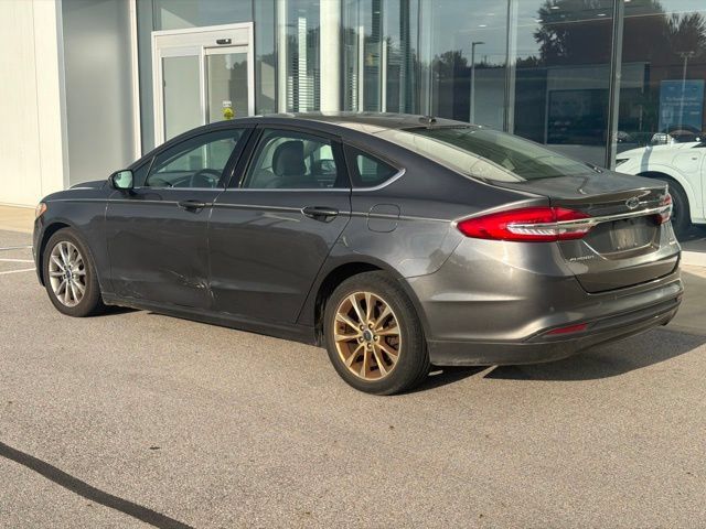 Used 2017 Ford Fusion SE w/ Fusion SE Technology Package FWD image 2