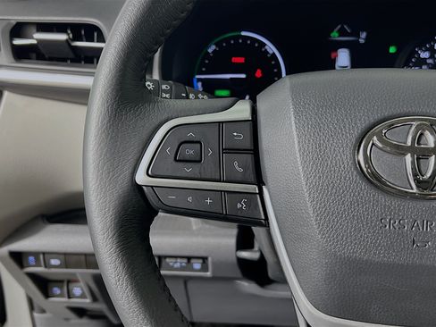 Used 2023 Toyota Sienna XLE FWD image 19