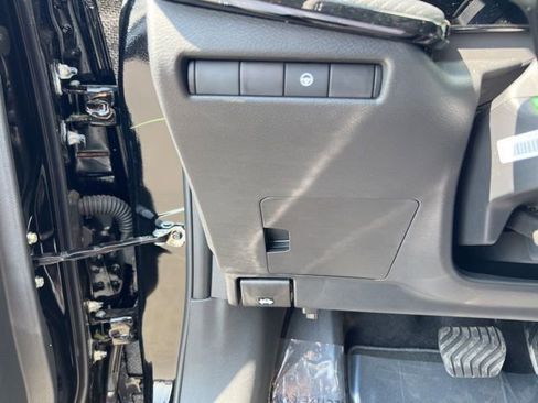 New 2025 Nissan Kicks SR image 16