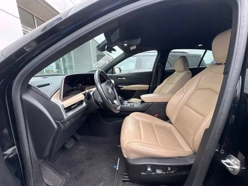 Used 2025 Cadillac XT4 Premium Luxury FWD image 32
