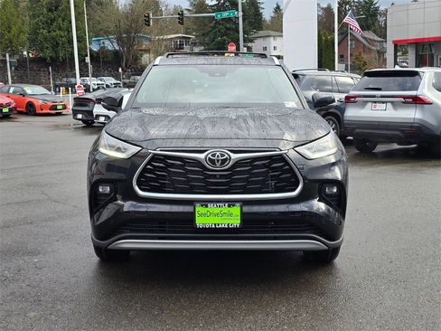 New 2026 Toyota Highlander Platinum image 2