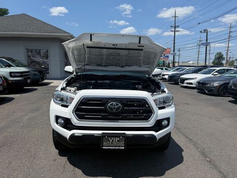 Used 2018 Toyota Tacoma SR5 AWD/4WD image 32
