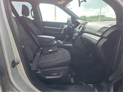 Used 2018 Ford Explorer XLT FWD image 4