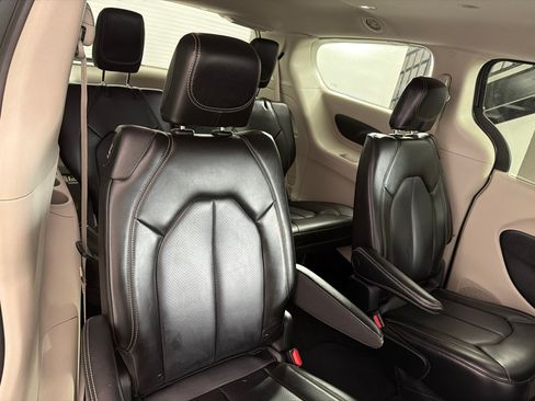 Used 2023 Chrysler Pacifica Touring-L FWD image 23
