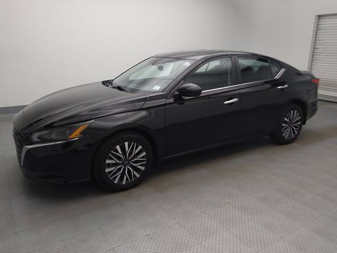 Used 2023 Nissan Altima 2.5 SV w/ SV Premium Package AWD/4WD image 2