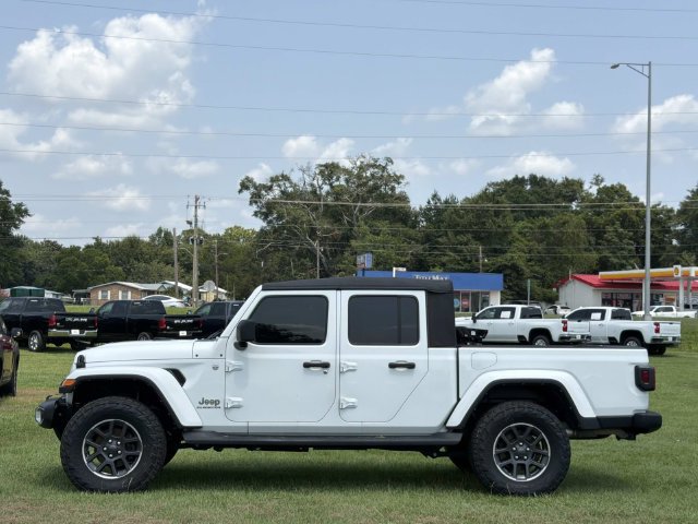 Used 2021 Jeep Gladiator Overland w/ Trailer Tow Package AWD/4WD image 11