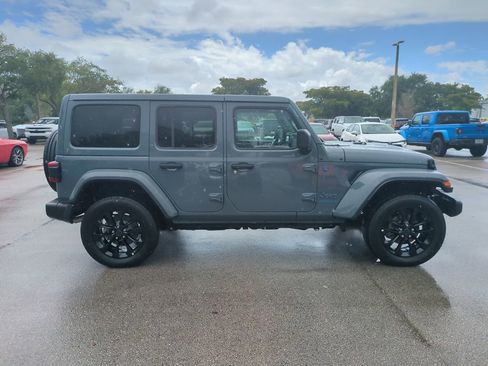 Used 2025 Jeep Wrangler Unlimited Sahara w/ Safety Group AWD/4WD image 5