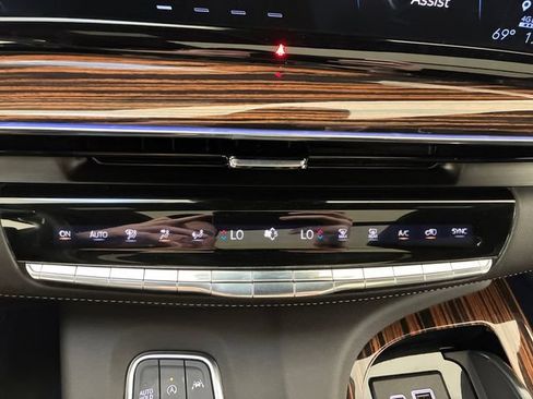 Certified 2024 Cadillac Escalade Premium Luxury w/ Performance Package AWD/4WD image 28