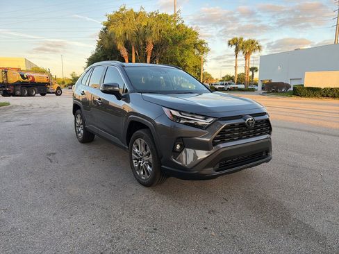 Used 2022 Toyota RAV4 XLE Premium image 7
