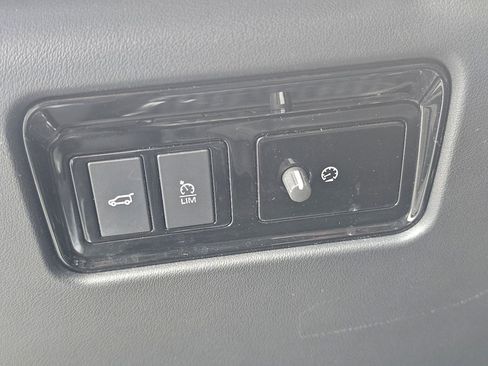 Used 2019 Jaguar F-PACE Premium image 24