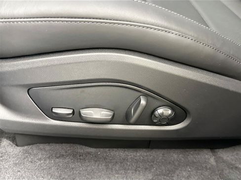 Certified 2025 Porsche Macan Turbo Electric AWD/4WD image 32