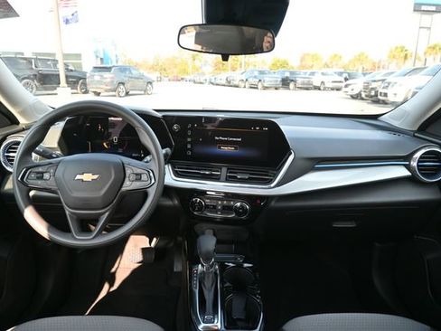 Used 2024 Chevrolet Trax LT image 12