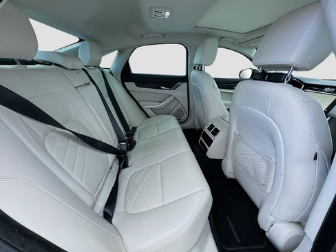 Used 2022 Jaguar XF SE RWD image 19