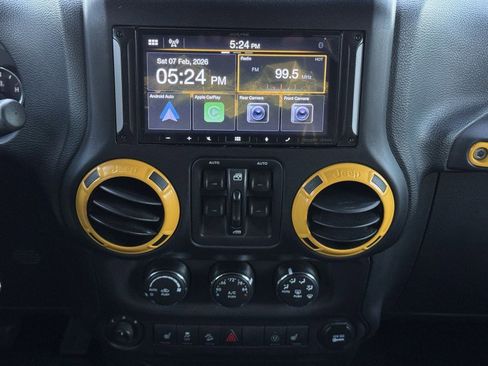 Used 2015 Jeep Wrangler Unlimited Rubicon image 29